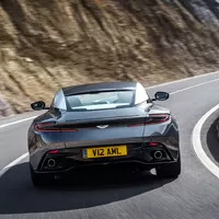 Aston Martin DB11: Bez křídla a přece s přítlakem