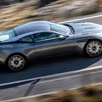 Aston Martin DB11: Bez křídla a přece s přítlakem