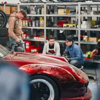 Po Japonci v Praze zbylo pouze jedno hodně široké Porsche