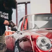 Po Japonci v Praze zbylo pouze jedno hodně široké Porsche