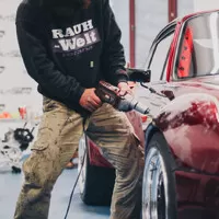 Po Japonci v Praze zbylo pouze jedno hodně široké Porsche