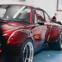 Po Japonci v Praze zbylo pouze jedno hodně široké Porsche