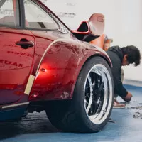 Po Japonci v Praze zbylo pouze jedno hodně široké Porsche