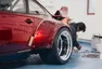 Po Japonci v Praze zbylo pouze jedno hodně široké Porsche