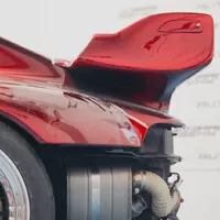 Po Japonci v Praze zbylo pouze jedno hodně široké Porsche