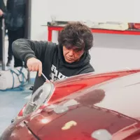 Po Japonci v Praze zbylo pouze jedno hodně široké Porsche