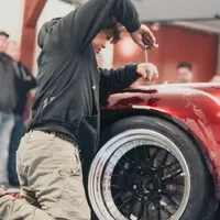 Po Japonci v Praze zbylo pouze jedno hodně široké Porsche