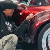 Po Japonci v Praze zbylo pouze jedno hodně široké Porsche