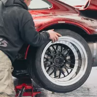 Po Japonci v Praze zbylo pouze jedno hodně široké Porsche