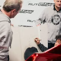 Po Japonci v Praze zbylo pouze jedno hodně široké Porsche