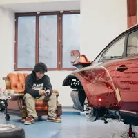 Po Japonci v Praze zbylo pouze jedno hodně široké Porsche