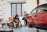 Po Japonci v Praze zbylo pouze jedno hodně široké Porsche
