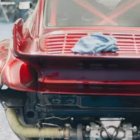 Po Japonci v Praze zbylo pouze jedno hodně široké Porsche