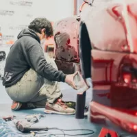 Po Japonci v Praze zbylo pouze jedno hodně široké Porsche