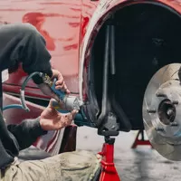 Po Japonci v Praze zbylo pouze jedno hodně široké Porsche