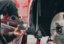 Po Japonci v Praze zbylo pouze jedno hodně široké Porsche