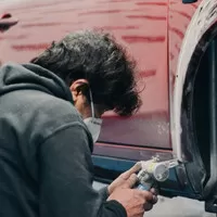 Po Japonci v Praze zbylo pouze jedno hodně široké Porsche