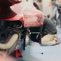 Po Japonci v Praze zbylo pouze jedno hodně široké Porsche