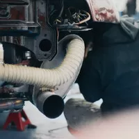 Po Japonci v Praze zbylo pouze jedno hodně široké Porsche