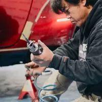 Po Japonci v Praze zbylo pouze jedno hodně široké Porsche