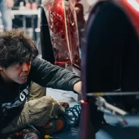 Po Japonci v Praze zbylo pouze jedno hodně široké Porsche