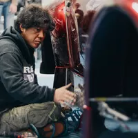 Po Japonci v Praze zbylo pouze jedno hodně široké Porsche