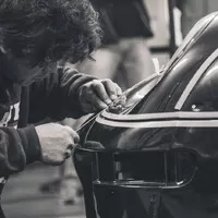Po Japonci v Praze zbylo pouze jedno hodně široké Porsche