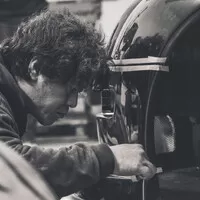Po Japonci v Praze zbylo pouze jedno hodně široké Porsche