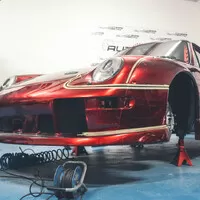 Po Japonci v Praze zbylo pouze jedno hodně široké Porsche