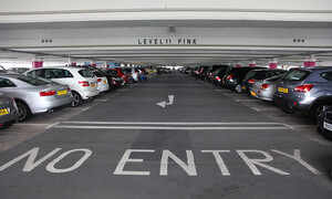 Novinky: Skot ztratil auto v placených garážích. Na půl roku.