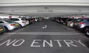 Novinky: Skot ztratil auto v placených garážích. Na půl roku.