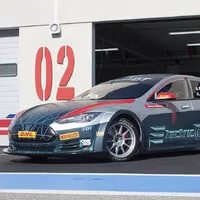 Veřejnosti se představila závodní Tesla Model S