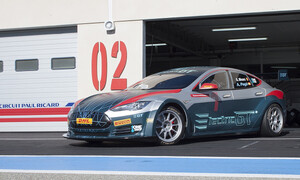 Autíčkář futurista, Novinky: Veřejnosti se představila závodní Tesla Model S