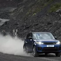 Range Rover Sport SVR akceleruje na trávě i na písku