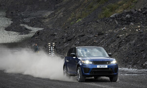 Novinky: Range Rover Sport SVR akceleruje na trávě i na písku