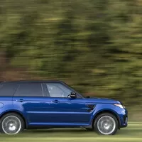 Range Rover Sport SVR akceleruje na trávě i na písku