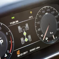 Range Rover Sport SVR akceleruje na trávě i na písku
