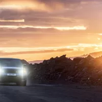 Range Rover Sport SVR akceleruje na trávě i na písku