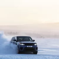 Range Rover Sport SVR akceleruje na trávě i na písku