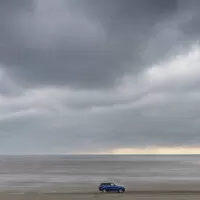 Range Rover Sport SVR akceleruje na trávě i na písku