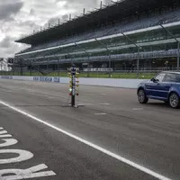 Range Rover Sport SVR akceleruje na trávě i na písku