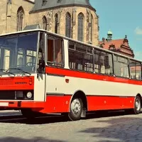 Jaká by byla auta, kdyby se vyvíjela jako autobusy
