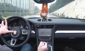Jak je to s hraním Dooma na infotainmentu Porsche?