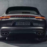 Přichází Porsche v naftě a kombíku aneb první Panamera, která není ošklivá