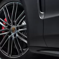 Přichází Porsche v naftě a kombíku aneb první Panamera, která není ošklivá