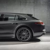 Přichází Porsche v naftě a kombíku aneb první Panamera, která není ošklivá