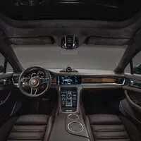 Přichází Porsche v naftě a kombíku aneb první Panamera, která není ošklivá