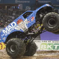 „Šílený vědec“ předvedl historicky první frontflip monster trucku