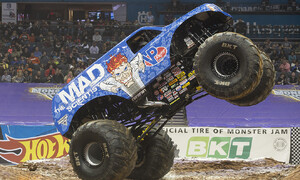 Novinky: „Šílený vědec“ předvedl historicky první frontflip monster trucku