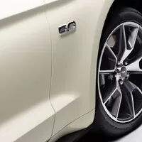 Šílenství kolem 50 let Mustangu začíná speciální edicí a autem na střeše